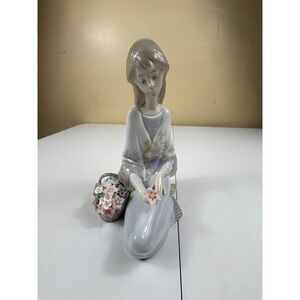 Lladro 7607 Flower Song 88 Girl Kneeling w/ Basket of Flowers Porcelain Figurine